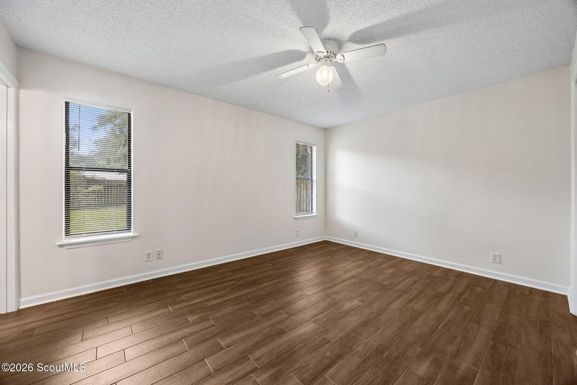 Ready for a quick move-in! This home offers tiled flooring - photo 21