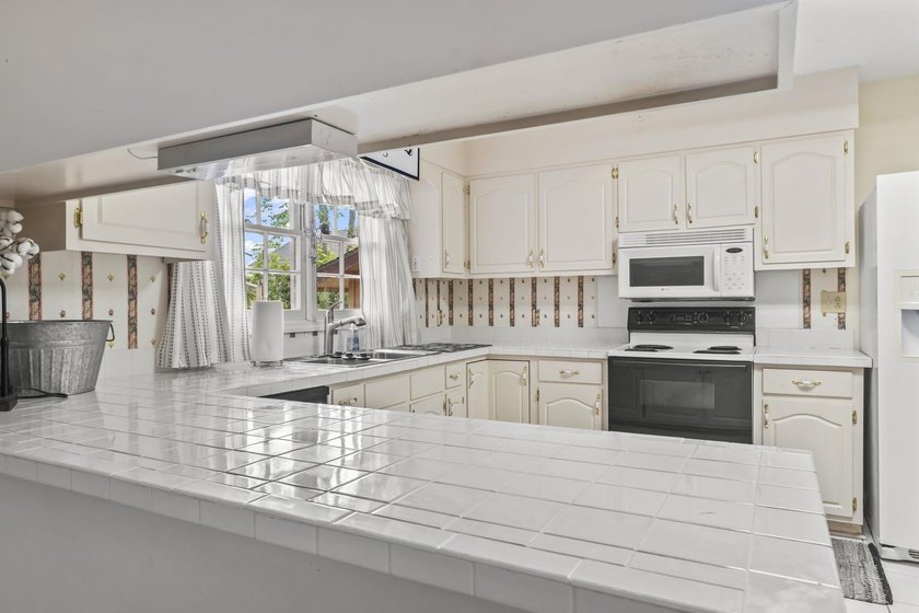 Opportunity awaits with this 3 bedroom 2 bathroom home located - photo 15