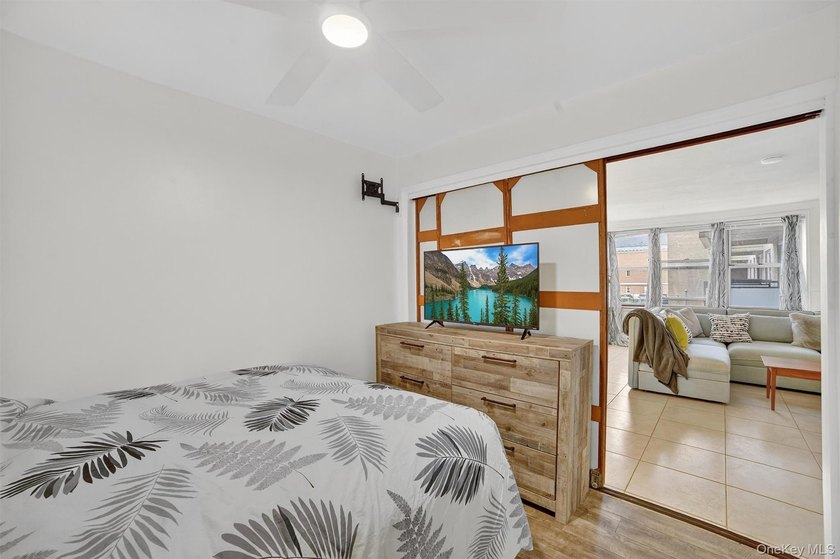 Welcome to this bright and spacious studio that lives like a - photo 17