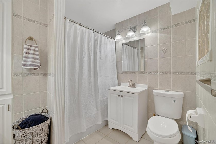 Welcome to this bright and spacious studio that lives like a - photo 18