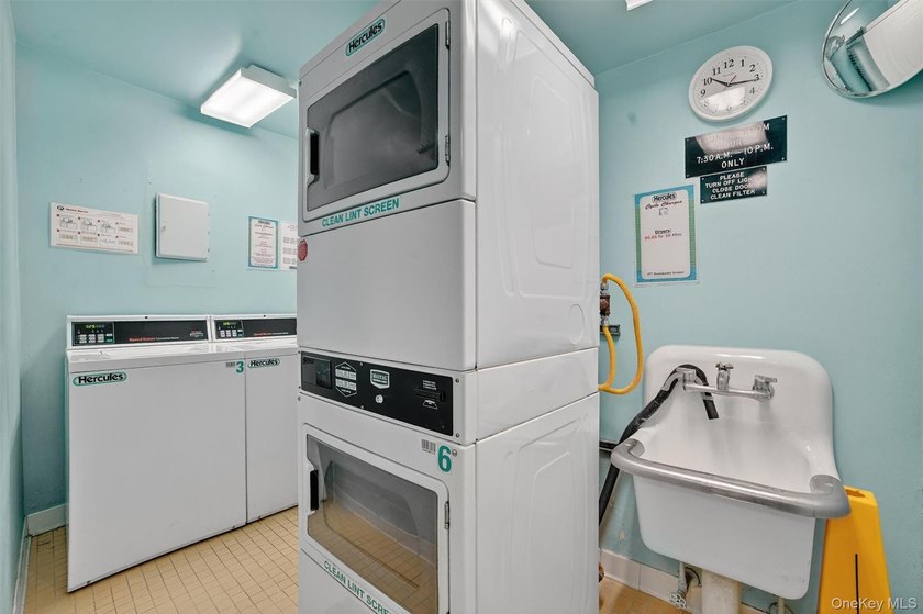 Welcome to this bright and spacious studio that lives like a - photo 20