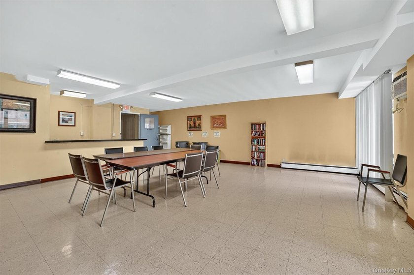 Welcome to this bright and spacious studio that lives like a - photo 22