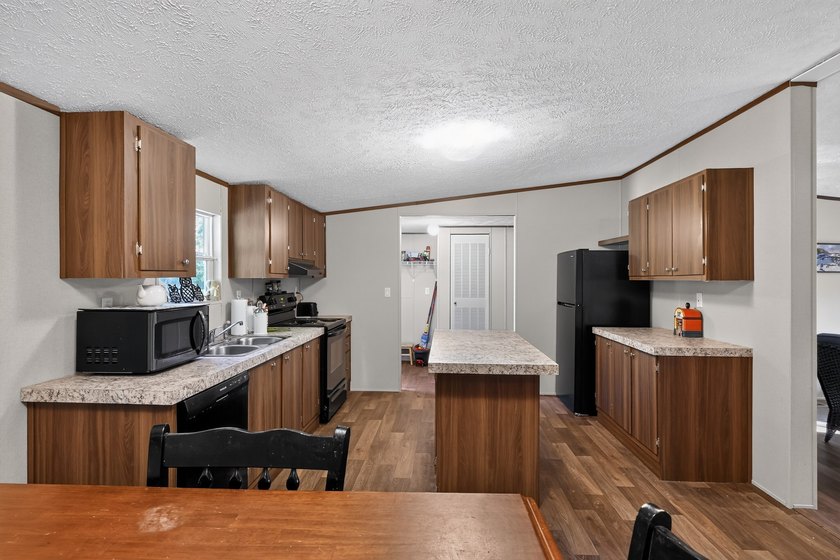 Welcome to this like-new 2023 Clayton home, where modern comfort - photo 11