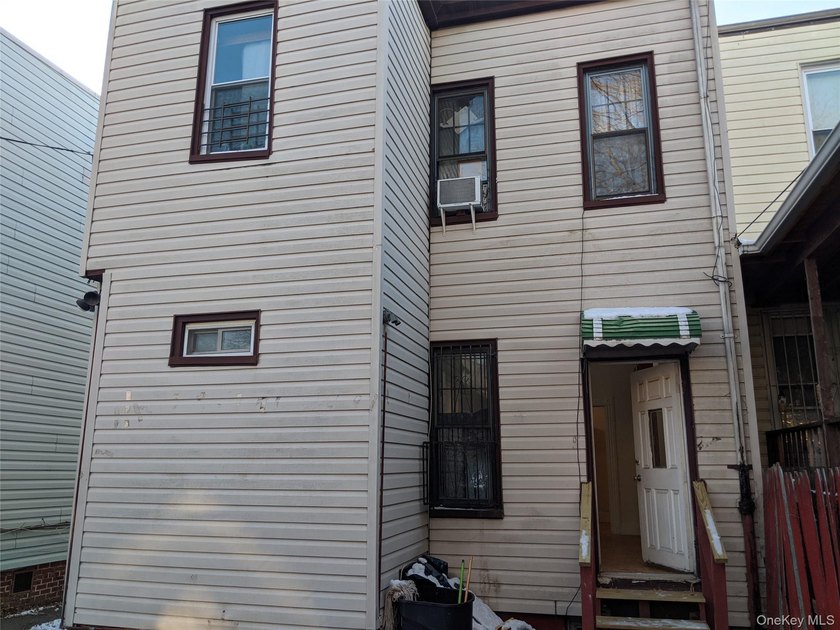Great Opportunity to Own this 2 unit detached multi-family with - photo 2