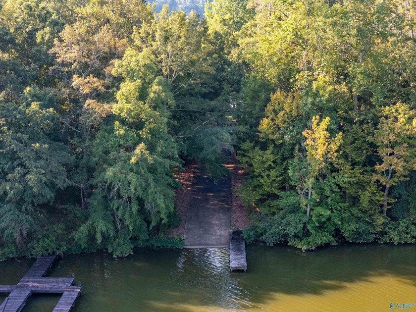 Lakefront living in a gated community on Weiss Lake! Just under - photo 4