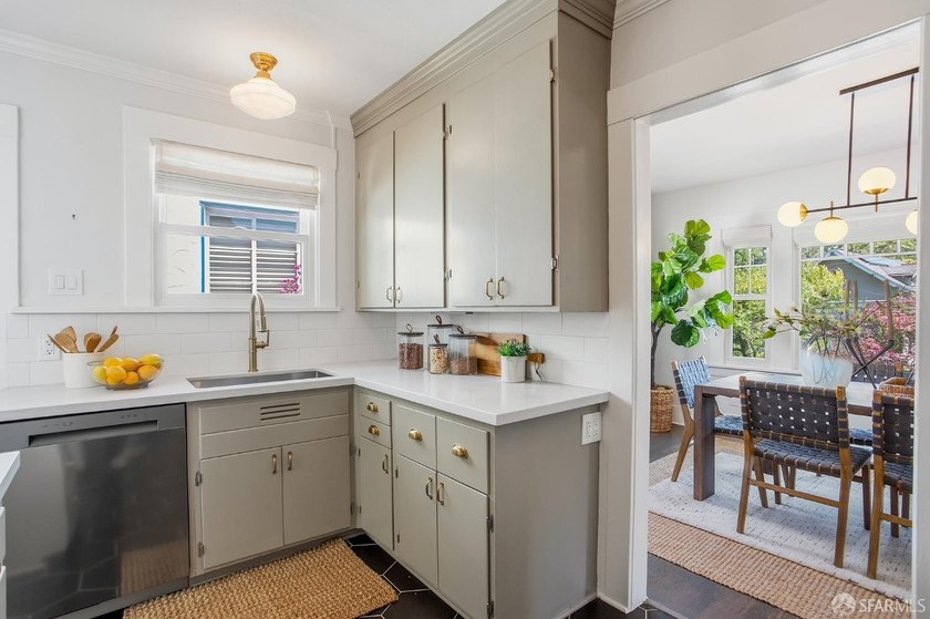 Stunning Rockridge Craftsman | Timeless Charm Beautifully - photo 16