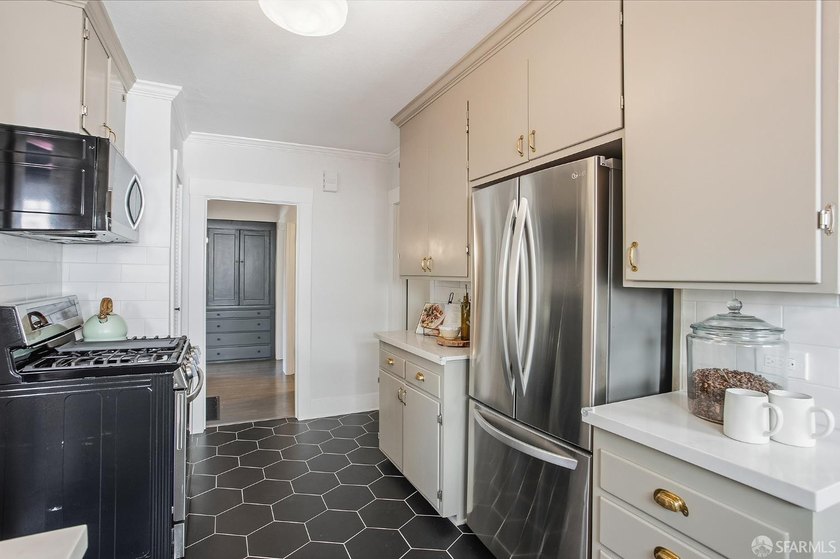 Stunning Rockridge Craftsman | Timeless Charm Beautifully - photo 17