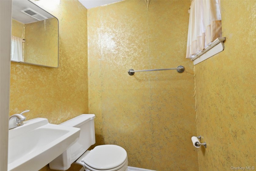 Well-Kept Home In Desirable West Islip With A Spacious Layout - photo 20