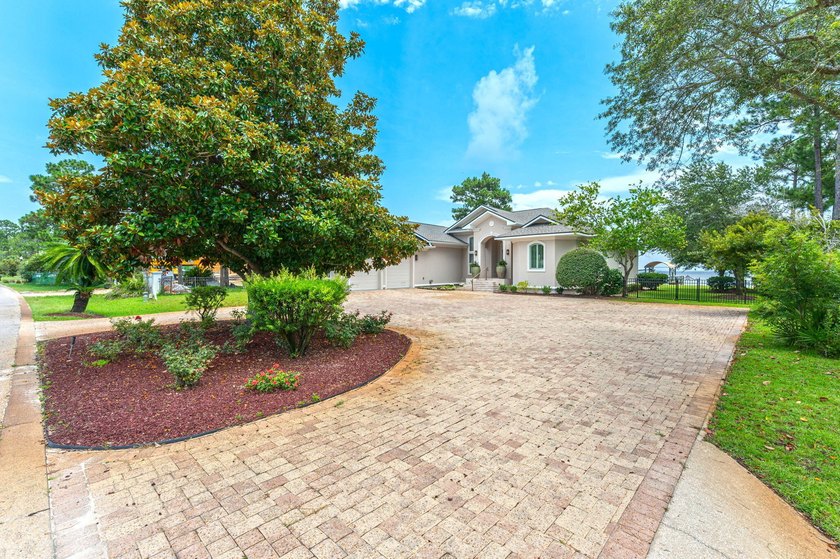 This pristine coastal retreat in Driftwood Estates is placed on - photo 4