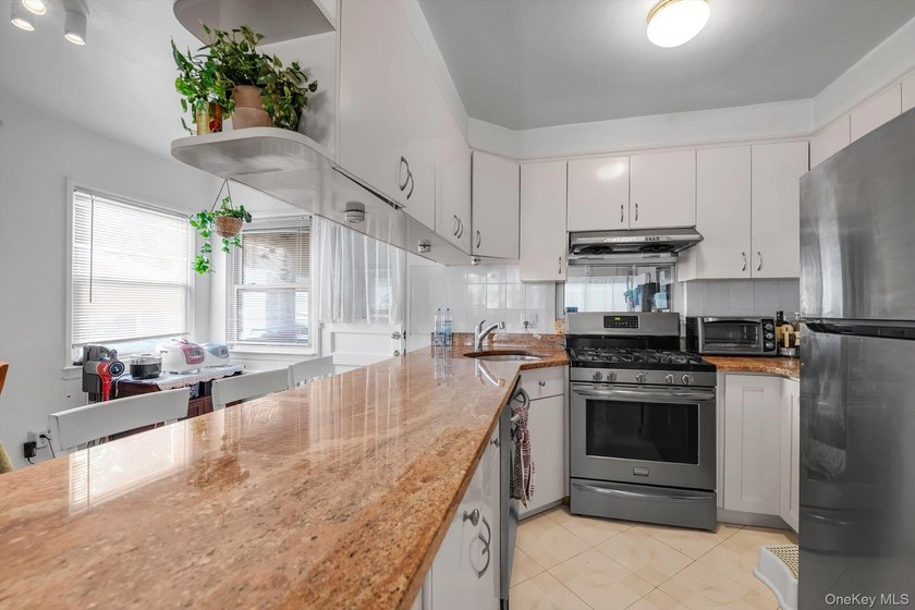 Prime Bayside Single Family Brick Semi Attached , Walk to - photo 6
