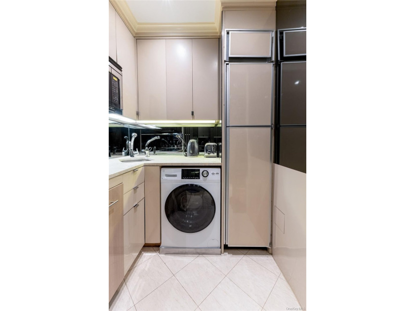 Residence 1607 at 160 Central Park South presents a rare - photo 8