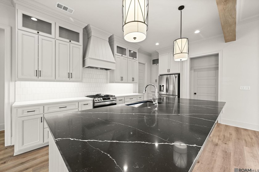 Experience exceptional design and craftsmanship in this modern - photo 9