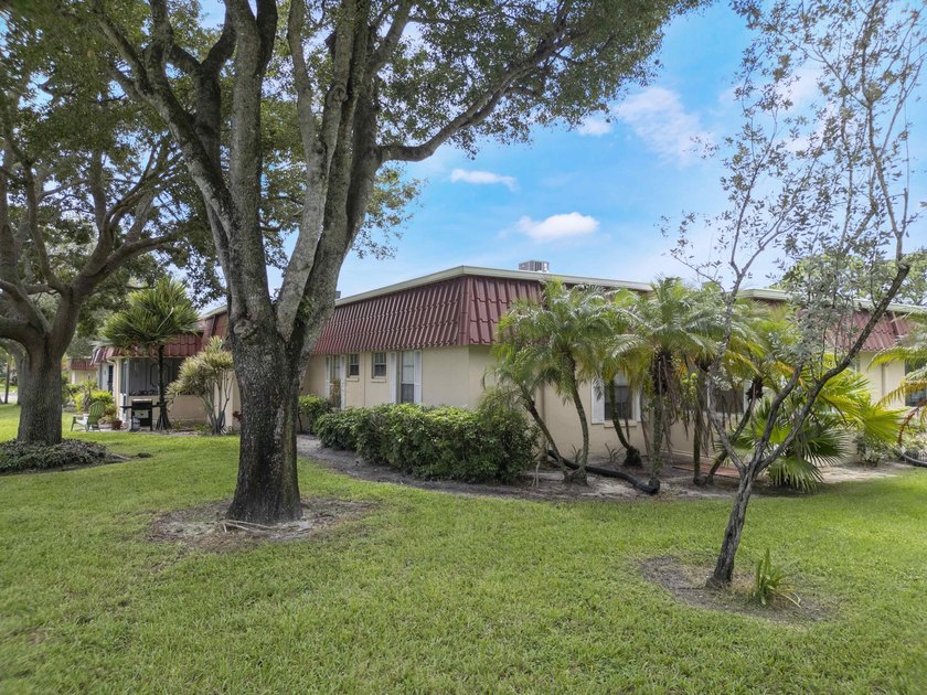 Enjoy easy Florida living in this beautifully maintained and - photo 2