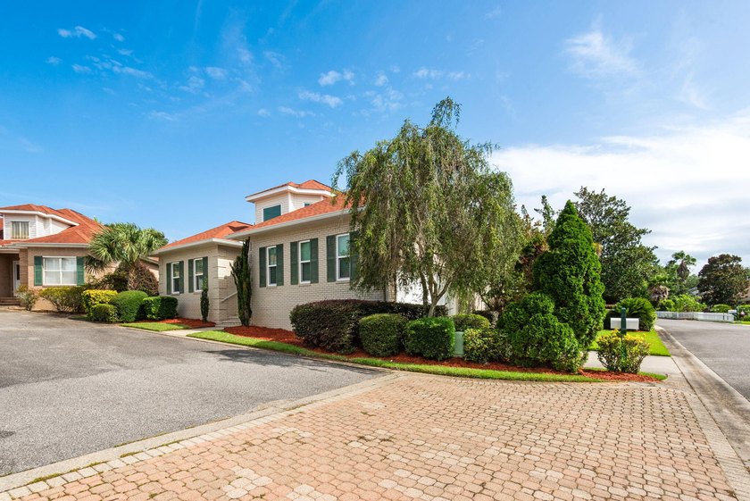 Custom-built beauty in the gated community of Magnolia - photo 2
