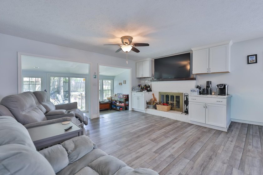Cute Little River Bungalow, amazing location in close proximity - photo 3