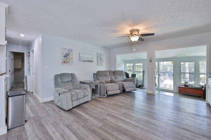 Cute Little River Bungalow, amazing location in close proximity - photo 4