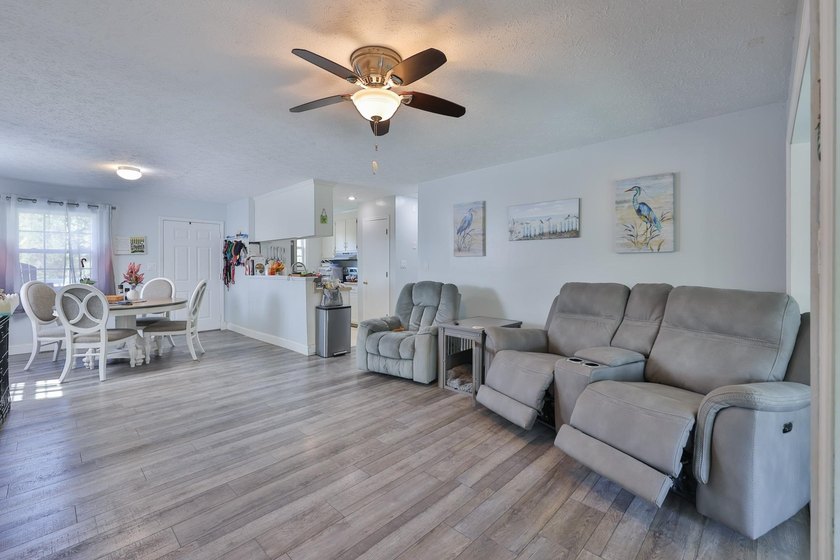 Cute Little River Bungalow, amazing location in close proximity - photo 5