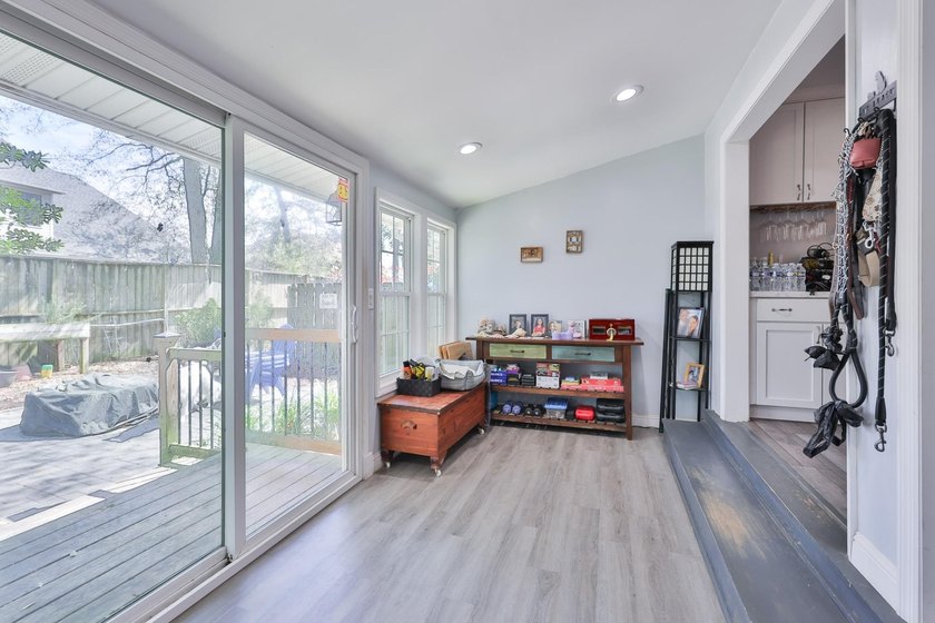 Cute Little River Bungalow, amazing location in close proximity - photo 8