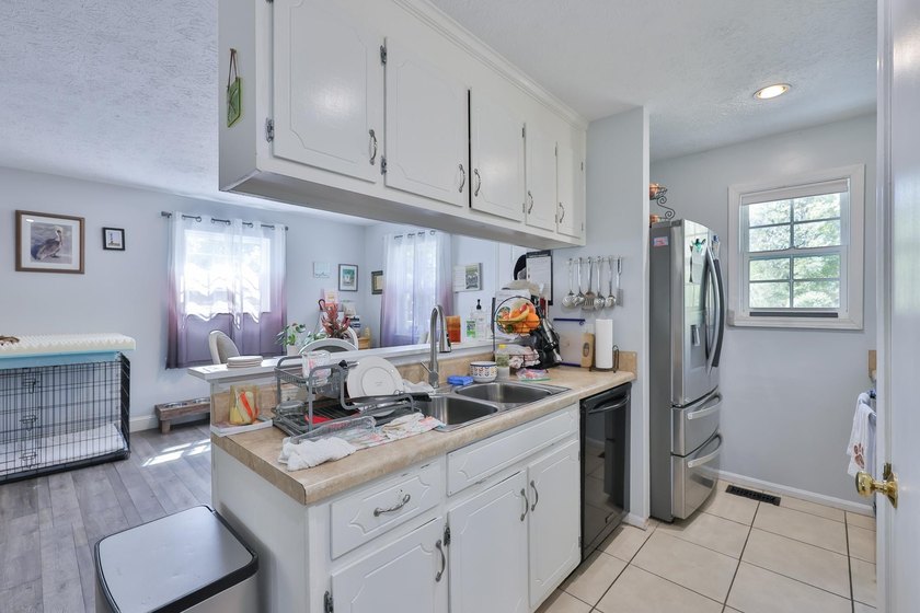 Cute Little River Bungalow, amazing location in close proximity - photo 9