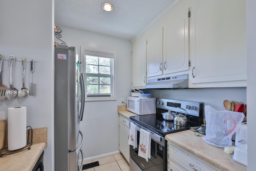 Cute Little River Bungalow, amazing location in close proximity - photo 10