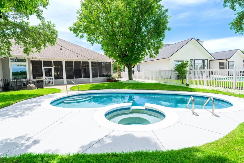 GOLF COURSE LIVING IN BAY POINT'S PREMIER GATED COMMUNITY! - photo 4