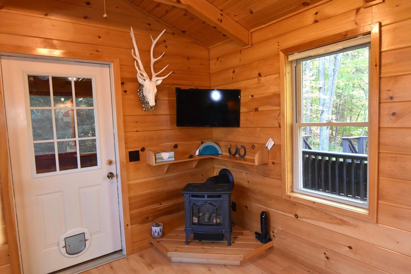 Custom-built tiny home by Adirondack White Pine Cabins in 2011 - photo 7