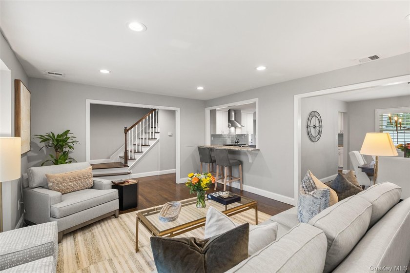 Set on a beautifully landscaped property with wonderful curb - photo 4