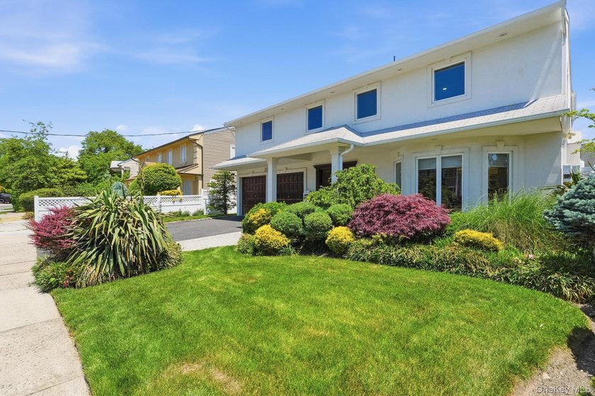 Experience refined living in this stunning and spacious - photo 3