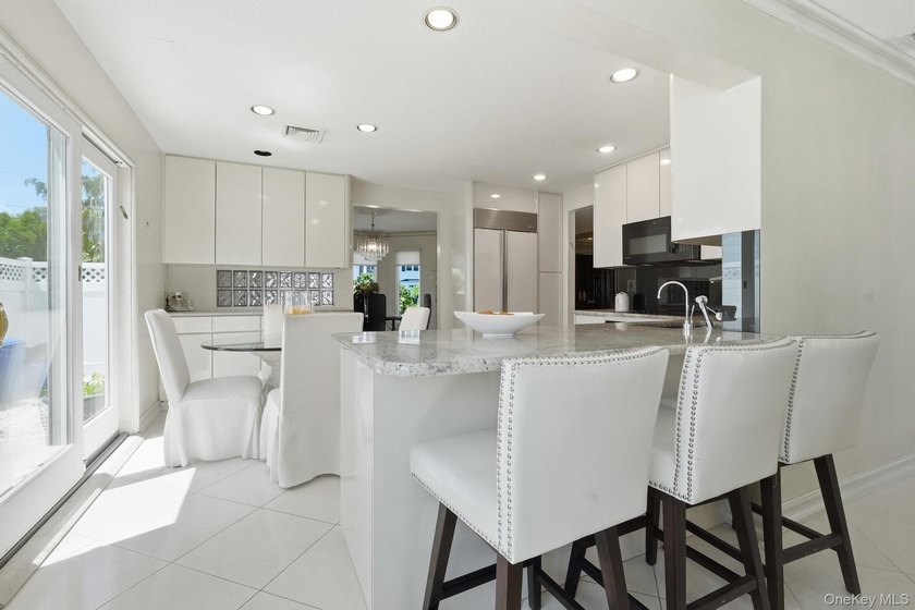 Experience refined living in this stunning and spacious - photo 5