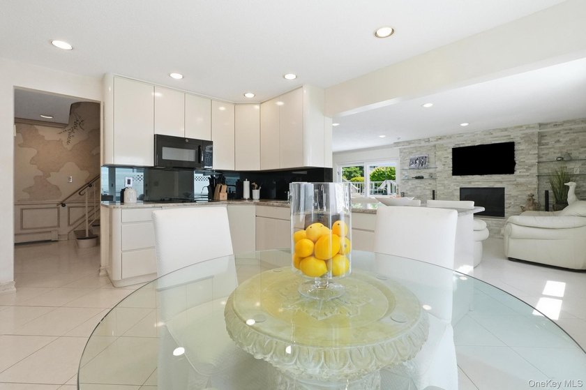 Experience refined living in this stunning and spacious - photo 6