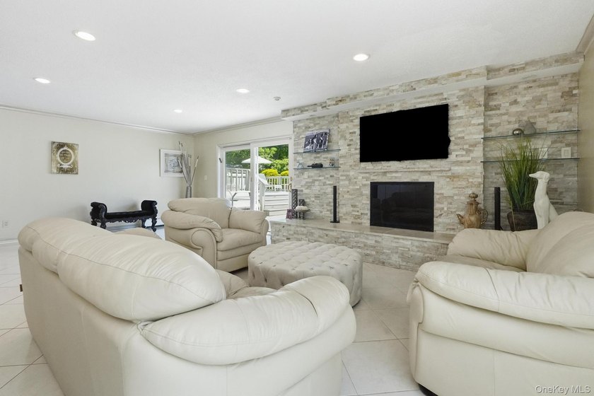 Experience refined living in this stunning and spacious - photo 7