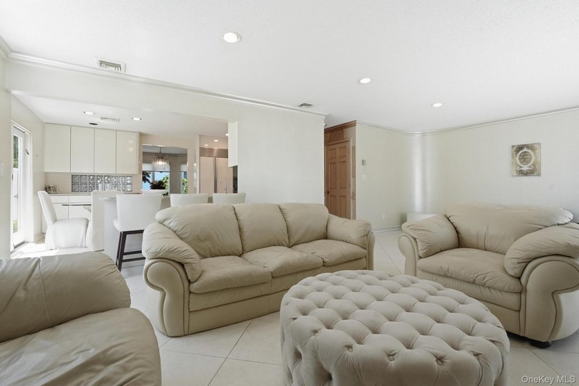 Experience refined living in this stunning and spacious - photo 8