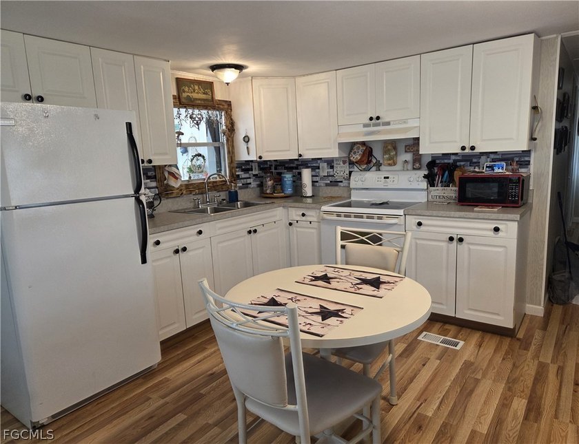 Priced for immediate sale! IMMACULATE, meticulously maintained - photo 8