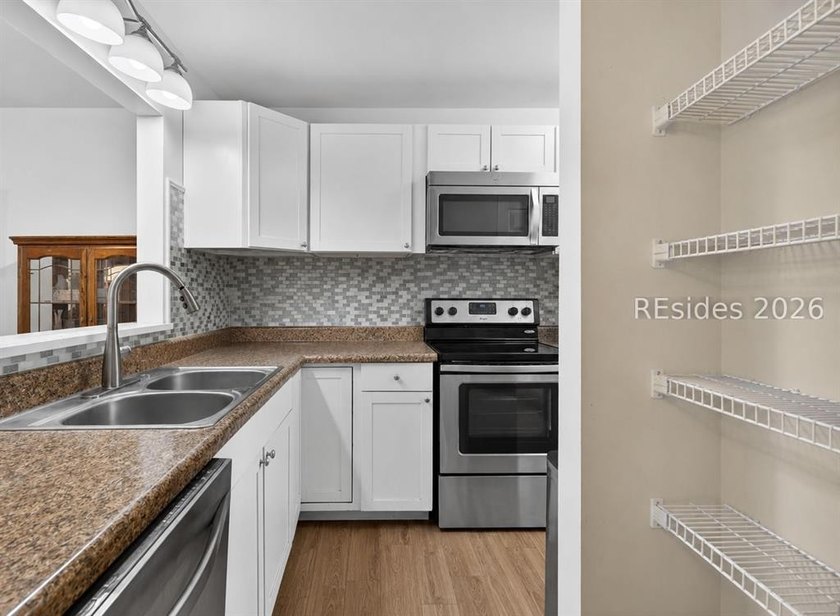 Discover the perfect blend of comfort and convenience in this - photo 4