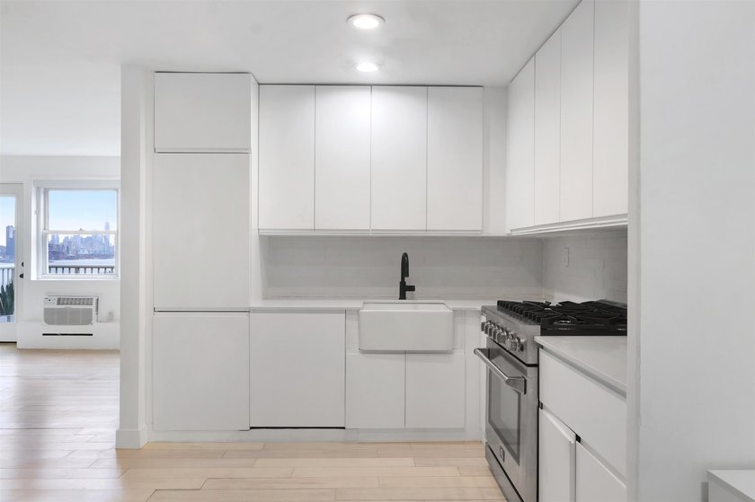 Prestigious Boulevard East top floor unit with breathtaking NYC - photo 15