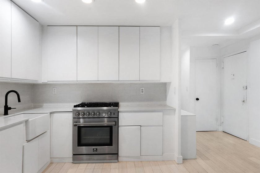 Prestigious Boulevard East top floor unit with breathtaking NYC - photo 16