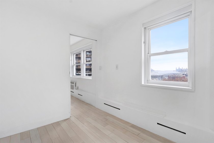 Prestigious Boulevard East top floor unit with breathtaking NYC - photo 28