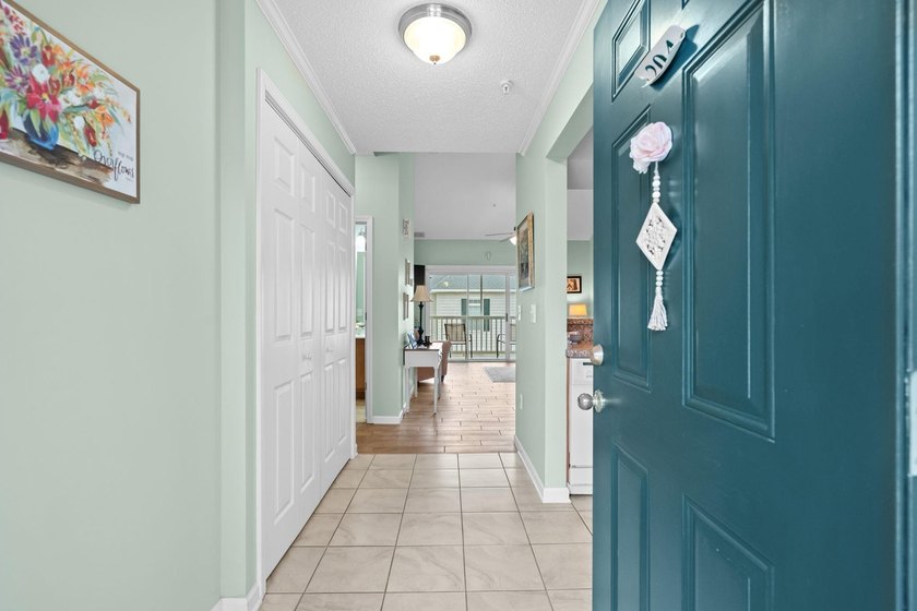 FANTASTIC LOCATION, LOW, WELL MANAGED HOA, BEAUTIFULLY UPDATED! - photo 2