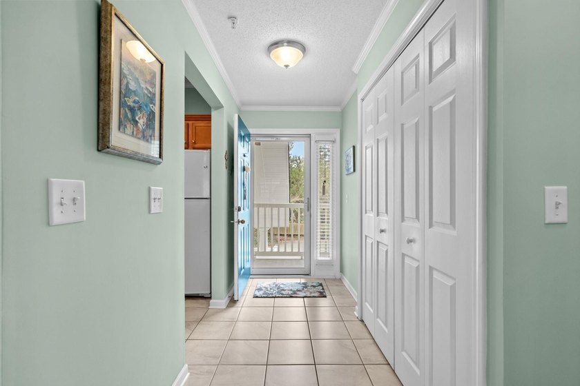 FANTASTIC LOCATION, LOW, WELL MANAGED HOA, BEAUTIFULLY UPDATED! - photo 3