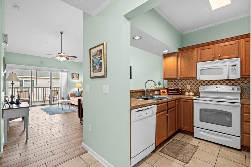 FANTASTIC LOCATION, LOW, WELL MANAGED HOA, BEAUTIFULLY UPDATED! - photo 4