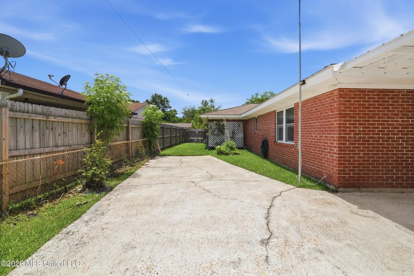 Welcome home to this surprisingly spacious 4 bedroom, 2 bath - photo 34
