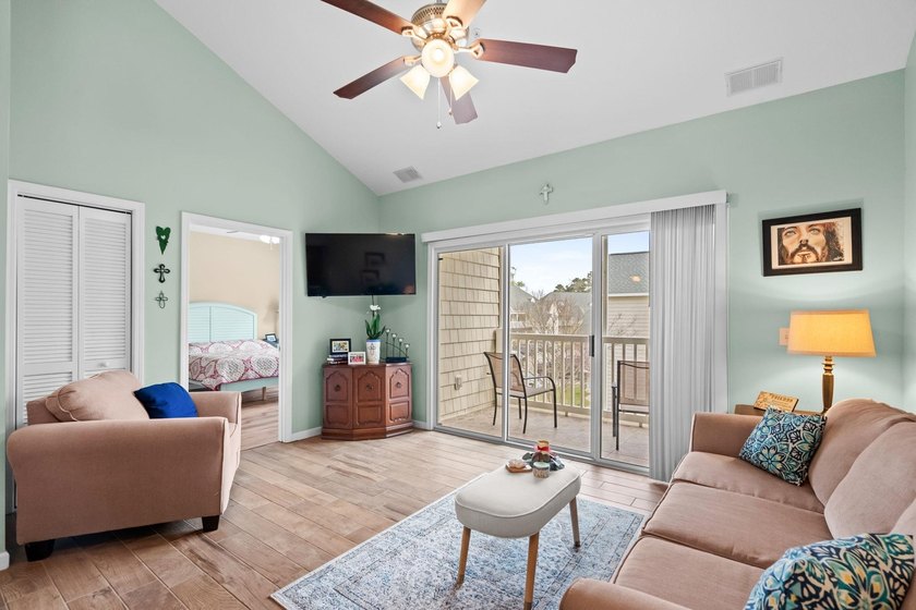 FANTASTIC LOCATION, LOW, WELL MANAGED HOA, BEAUTIFULLY UPDATED! - photo 9
