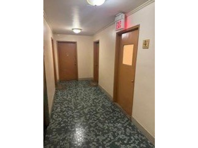 Spacious one bedroom Coop with lots of windows allowing lots of - photo 5