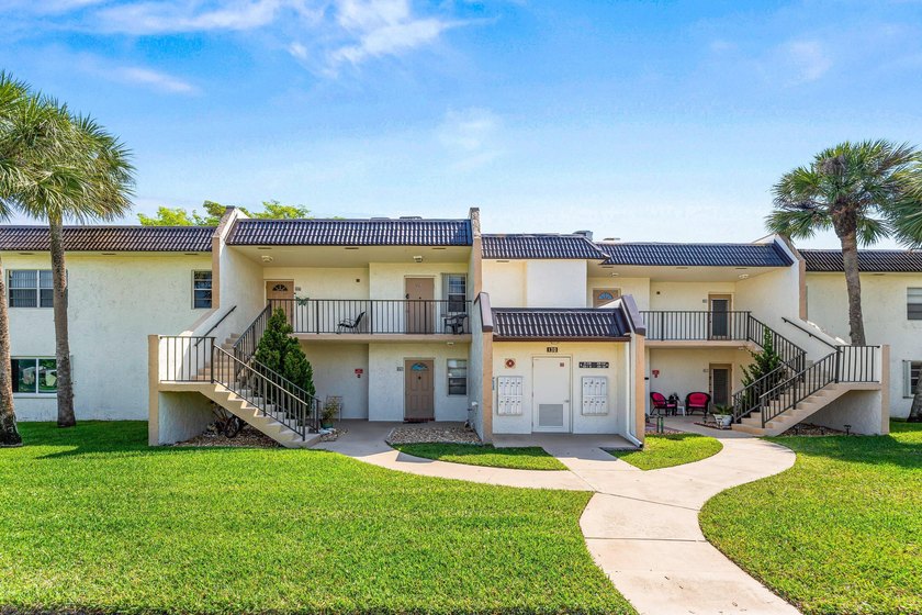 Beautifully renovated 2nd-floor corner unit in the highly - photo 2