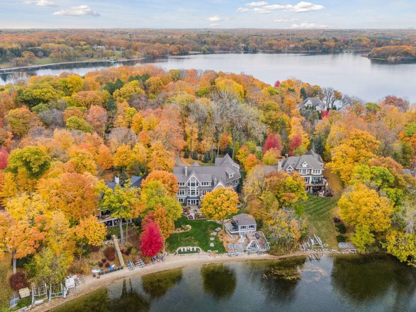 Experience the pinnacle of lakeside luxury with this - photo 15