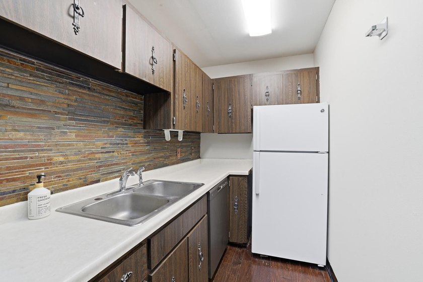 Enjoy easy one-level living in this spacious 2-bedroom - photo 10
