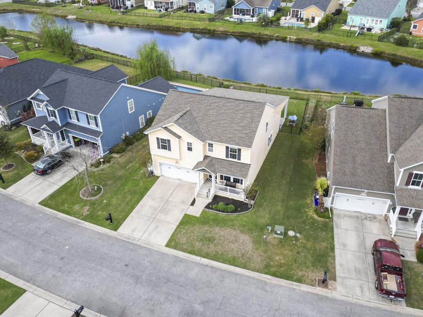 Four-bedroom, two-and-a-half-bathroom home with pond views and a - photo 2