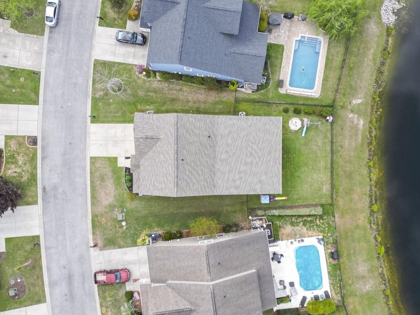 Four-bedroom, two-and-a-half-bathroom home with pond views and a - photo 4