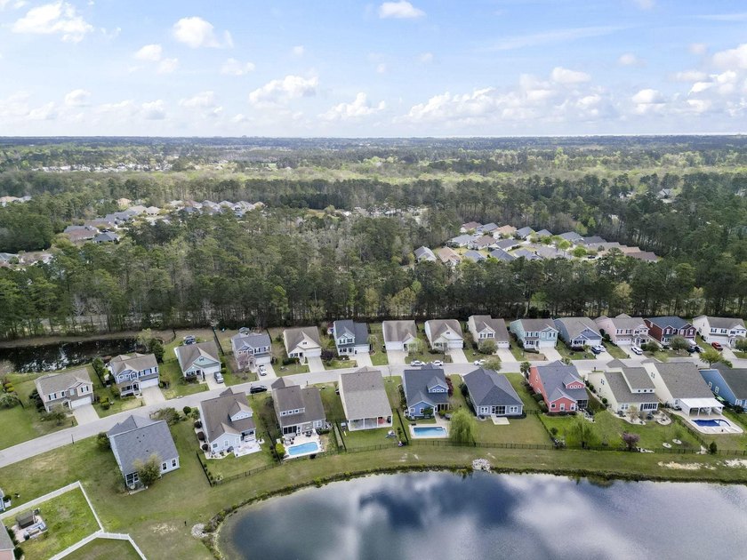 Four-bedroom, two-and-a-half-bathroom home with pond views and a - photo 5