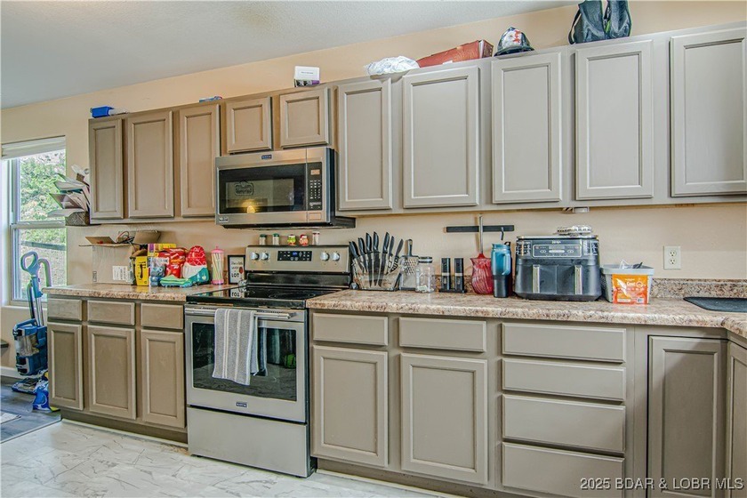 Welcome to 135 Primrose Lane in Camdenton! This beautifully - photo 12